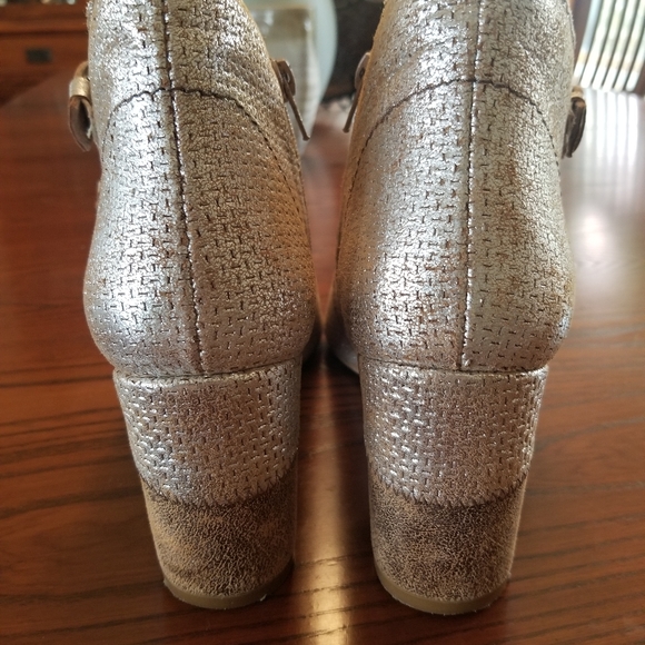 Unity in Diversity Metallic Open-toe Heel - Picture 3 of 9